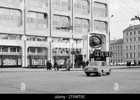 Moskau, UdSSR - April 1982: TASS (Telegraph Agency of the Sowjetunion) Gebäude in Moskau. 35-mm-Schwarzweiß-Filmscan Stockfoto