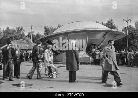 Moskau, UdSSR - September 1979: UFO und seine Besucher in der Ausstellung „60 Jahre sowjetisches Kino“ in VDNKh. 35-mm-Schwarzweiß-Filmscan Stockfoto