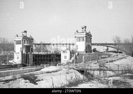 Moskau, UdSSR - März 1982: Blick auf die Schiffsschleuse auf dem Moskauer Kanal. 35-mm-Schwarzweißfilmscan Stockfoto