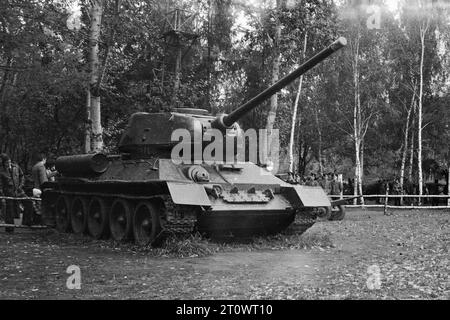 Moskau, UdSSR - September 1979: T-34 sowjetischer Panzer aus dem Zweiten Weltkrieg in der Ausstellung „60 Jahre sowjetisches Kino“ in WDNKh. 35-mm-Schwarzweiß-Filmscan Stockfoto