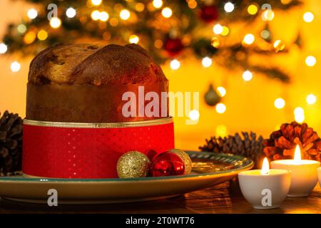 Goiânia, Goias, Brasilien – 08. Oktober 2023: Panettone mit Dekoration, Weihnachtsbaum und funkelnden Lichtern im Hintergrund. Stockfoto