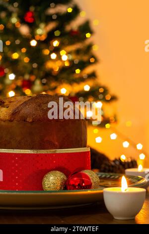 Goiânia, Goias, Brasilien – 08. Oktober 2023: Panettone mit Dekoration, Weihnachtsbaum und funkelnden Lichtern im Hintergrund. Stockfoto