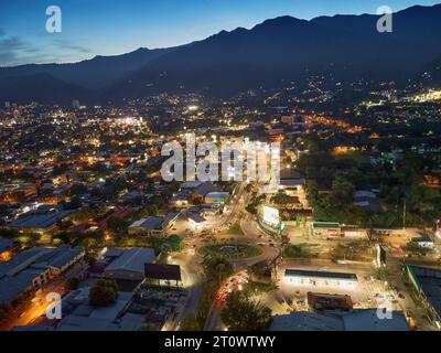 Luftaufnahmen in der Stadt san pedro sula mit Drohne bei Nacht über dem nördlichen Ausgang Boulevard, Honduras Stockfoto