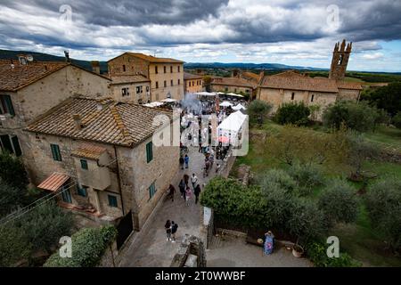 Monteriggioni Toskana Italien September 2023 Monteriggioni ist eine Gemeinde in der Provinz Siena in der italienischen Region Toskana. Es grenzt an die Gemeinden Stockfoto