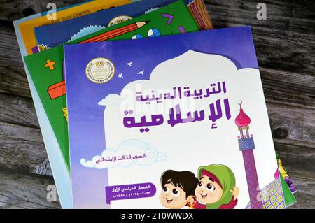 Kairo, Ägypten, 28. September 2023: Sammlung verschiedener Lehrbücher, Lehrbücher, die von ägyptischen Schulkindern verwendet werden, Lernen, Lehren, Bildung Stockfoto