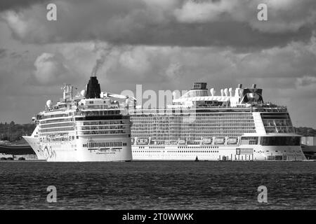 Das NORWEGISCHE Kreuzfahrtschiff NORWEGIAN STAR kehrt von ihrem Anlegeplatz in den Deep Water Channel im Hafen von Southampton zurück Stockfoto