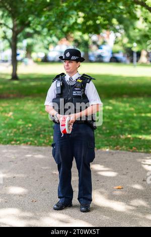 Polizistin Polizistin, die vor Ort bei der Parsons Green Bombe ist, wartet mit Polizeiaufnahme am Cordon. Taschen für Hosen Stockfoto