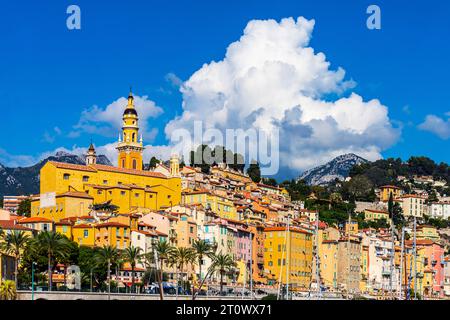 Panoramablick auf Menton, die französische Grenzstadt an der Mittelmeerküste. Das Departement Alpes-Maritimes in Frankreich. Stockfoto