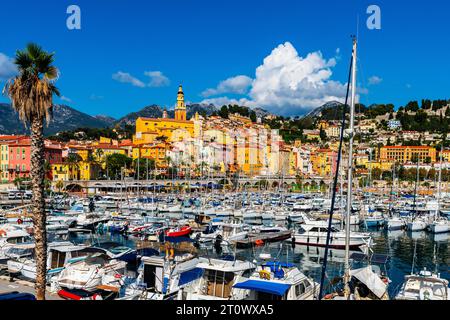 Panoramablick auf Menton, die französische Grenzstadt an der Mittelmeerküste. Das Departement Alpes-Maritimes in Frankreich. Stockfoto