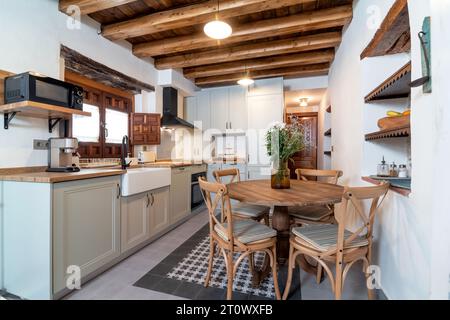 Helle Küche und Esszimmer in zeitgenössischem rustikalem Apartment Stockfoto