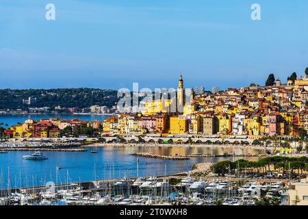 Erhöhter Blick auf Menton, die französische Grenzstadt an der Mittelmeerküste. Das Departement Alpes-Maritimes in Frankreich. Stockfoto