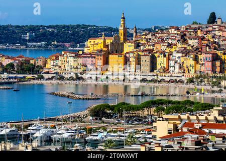 Erhöhter Blick auf Menton, die französische Grenzstadt an der Mittelmeerküste. Das Departement Alpes-Maritimes in Frankreich. Stockfoto