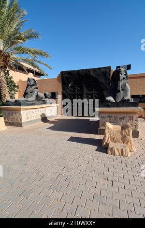 Ouarzazate, Marokko - 9. Oktober 2023: Einer der Eingänge, die von zwei ägyptischen Sphinxen der Atlas Studios in Ouarzazate Mor geleitet werden Stockfoto