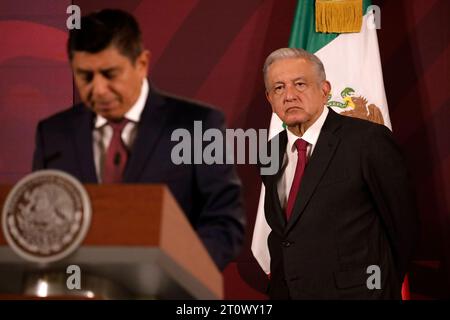 Mexiko-Stadt, Mexiko. Oktober 2023. Der Gouverneur des Staates Oaxaca, Salvador Jara, bei der täglichen Morgenkonferenz von Präsident Andres Manuel Lopez Obrador im Nationalpalast in Mexiko-Stadt. Am 9. Oktober 2023 in Mexiko-Stadt, Mexiko (Credit Image: © Luis Barron/eyepix via ZUMA Press Wire) NUR REDAKTIONELLE VERWENDUNG! Nicht für kommerzielle ZWECKE! Quelle: ZUMA Press, Inc./Alamy Live News Stockfoto