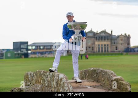 St. Andrews, Schottland. Oktober 2023. Matt Fitzpatrick 2023 Alfred Dunhill Links Champion mit der Trophäe, auf dem Swilken Brdige des Alten Kurses. Quelle: Tim Gray/Alamy Live News Stockfoto