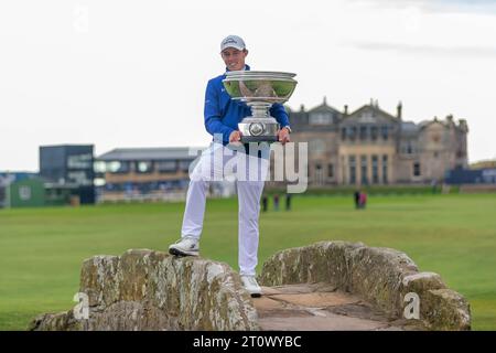 St. Andrews, Schottland. Oktober 2023. Matt Fitzpatrick 2023 Alfred Dunhill Links Champion mit der Trophäe, auf dem Swilken Brdige des Alten Kurses. Quelle: Tim Gray/Alamy Live News Stockfoto