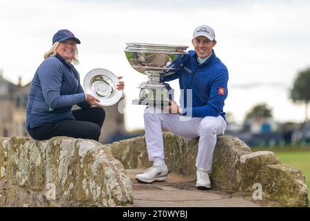 St. Andrews, Schottland. Oktober 2023. Susan und Matt Fitzpatrick waren 2023 Alfred Dunhill Links Champion mit der Trophäe und der Mannschaftssalver auf dem Swilken Brdige of the Old Course. Quelle: Tim Gray/Alamy Live News Stockfoto