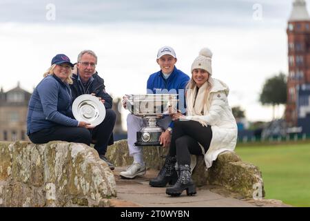 St. Andrews, Schottland. Oktober 2023. Mama und Dan, Susan und Russel Fitzpatrick mit Matt und Matts Verlobter Katherine Gaal mit der Trophäe, auf dem Swilken Brdige des Alten Platzes. Quelle: Tim Gray/Alamy Live News Stockfoto