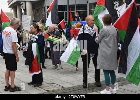 Liverpool, Großbritannien. 9. Oktober 2023. Pro-Palestine-Unterstützer vor der Konferenz der Labour Party am zweiten Tag in der Arena und im Konferenzzentrum der M&S Bank. Das Foto sollte lauten: David J. Colbran Stockfoto