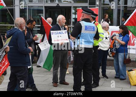 Liverpool, Großbritannien. 9. Oktober 2023. Pro-Palestine-Unterstützer vor der Konferenz der Labour Party am zweiten Tag in der Arena und im Konferenzzentrum der M&S Bank. Das Foto sollte lauten: David J. Colbran Stockfoto