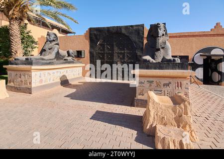 Ouarzazate, Marokko - 9. Oktober 2023: Der Eintritt wurde von zwei ägyptischen Sphinxen der Atlas Studios in Ouarzazate Marokko geleitet. Stockfoto