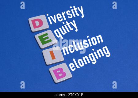 Diversity, Equity Inclusion and Zugehörig (DEI) Wörter. Farbenfrohe DEIB-Kacheln, die Worte formulieren: Vielfalt, Eigenkapital, Einbeziehung und Zugehörigkeit. Geschäftskonzept. Stockfoto