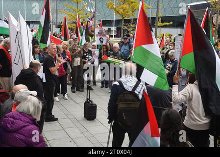 Liverpool, Großbritannien. 9. Oktober 2023. Pro-Palestine-Unterstützer vor der Konferenz der Labour Party am zweiten Tag in der Arena und im Konferenzzentrum der M&S Bank. Das Foto sollte lauten: David J. Colbran Stockfoto