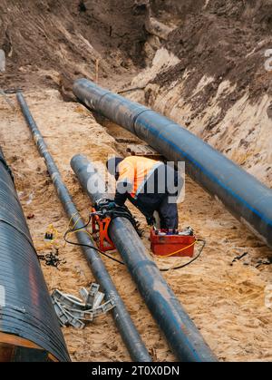 Verfahren zur Verlegung und Verbindung von Wasserversorgungs- oder Abwasserleitungen. Stockfoto