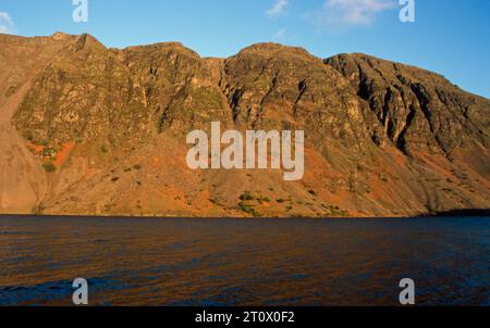 Die Wasdale Geröllung erhebt sich über Wast Water Wasdale im Lake District England Stockfoto