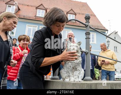 Memmingen, Deutschland. Oktober 2023. Die Künstlerin Cornelia Brader kontrolliert eine Bronzeskulptur der Katze Chicco, die sie produziert hat. Die burmesische Katze war in der schwäbischen Stadt bekannt und sehr beliebt. Anfang 2023 starb Chicco. Als Ergebnis wurden Spenden für das Denkmal gesammelt, das ihm am Stadtstrom gedenken wird. Quelle: Stefan Puchner/dpa/Alamy Live News Stockfoto