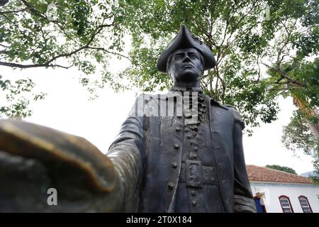 Tiradentes, Minas Gerais, Brasilien - 07. Oktober 2023: Tiradentes Metallstatue, die den jungen Fähnrich auf einer öffentlichen Straße darstellt Stockfoto