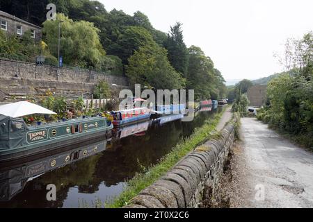 Schmale Boote vertäuten am Rochdale Canal bei Hebden Bridge West Yorkshire England Stockfoto