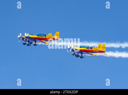 Hawks of Romania ist ein ziviles Kunstflugteam, das eine Mischung aus zweisitzigen Extra 300L- und einsitzigen Extra 330SC-Flugzeugen fliegt. Airshow in Sivrihisar SH Stockfoto