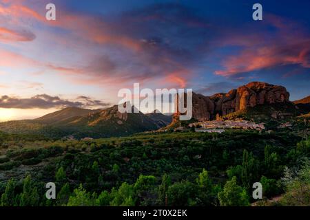 Mallos de Aguero Felsen bei Sonnenuntergang, Provinz Huesca, Aragon, Spanien. Stockfoto