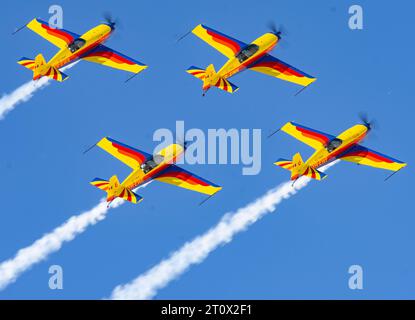 Hawks of Romania ist ein ziviles Kunstflugteam, das eine Mischung aus zweisitzigen Extra 300L- und einsitzigen Extra 330SC-Flugzeugen fliegt. Airshow in Sivrihisar SH Stockfoto