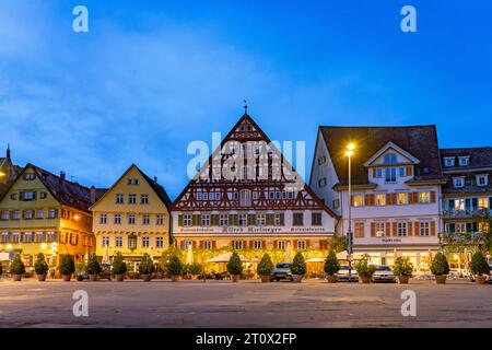 Marktplatz mit Fachwerkbau Kielmeyerhaus in der Abenddämmerung, Esslingen am Neckar, Baden-Württemberg, Deutschland | Marktplatz mit Kielmeyerha Stockfoto