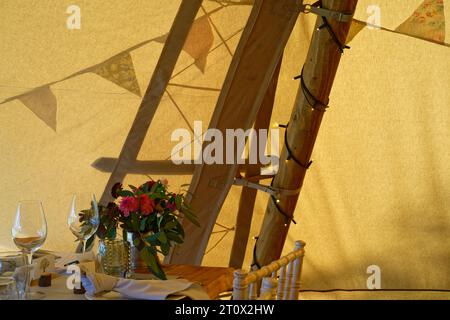 Das Innere eines Tipi Zelt mit Blick über die Leinwand. Die Buntdekoration auf der Außenseite erzeugt einen Schatten auf der Innenseite. Stockfoto