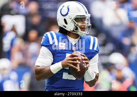 Indianapolis, Indiana, USA. Oktober 2023. Der Indianapolis Colts Quarterback Anthony Richardson (5) gibt den Ball während der NFL-Action gegen die Tennessee Titans in Indianapolis (Indiana). Indianapolis besiegte Tennessee mit 23:16. John Mersits/CSM/Alamy Live News Stockfoto