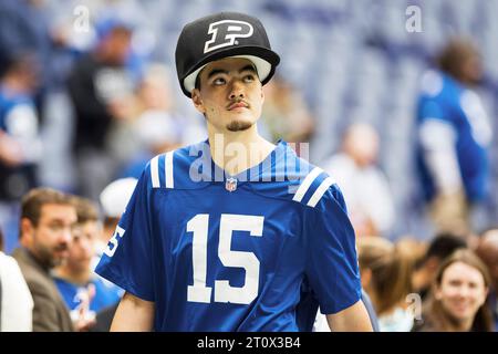 Indianapolis, Indiana, USA. Oktober 2023. Purdue Basketballspieler Zach Edey während des Vorspiels der NFL-Football-Action zwischen den Tennessee Titans und den Indianapolis Colts im Lucas Oil Stadium in Indianapolis, Indiana. Indianapolis besiegte Tennessee mit 23:16. John Mersits/CSM/Alamy Live News Stockfoto