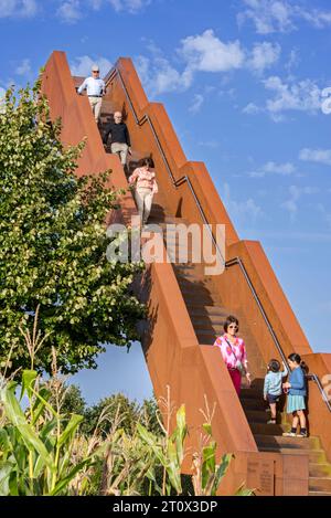 Vlooyberg-Turm / Vlooybergtoren / Treppe zum Himmel, Corten-Stahltreppe und Aussichtsturm in der Nähe von Tielt-Winge, Flämisch-Brabant, Flandern, Belgien Stockfoto