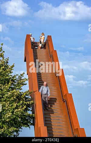 Vlooyberg-Turm / Vlooybergtoren / Treppe zum Himmel, Corten-Stahltreppe und Aussichtsturm in der Nähe von Tielt-Winge, Flämisch-Brabant, Flandern, Belgien Stockfoto