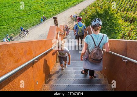 Vlooyberg-Turm / Vlooybergtoren / Treppe zum Himmel, Corten-Stahltreppe und Aussichtsturm in der Nähe von Tielt-Winge, Flämisch-Brabant, Flandern, Belgien Stockfoto