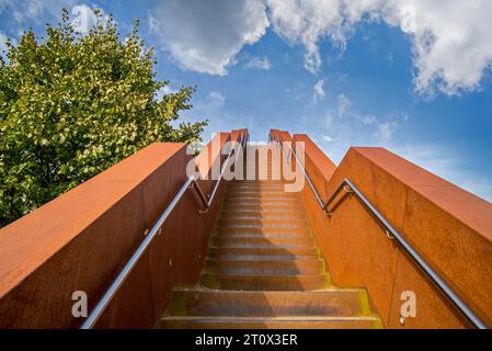 Vlooyberg-Turm / Vlooybergtoren / Treppe zum Himmel, Corten-Stahltreppe und Aussichtsturm in der Nähe von Tielt-Winge, Flämisch-Brabant, Flandern, Belgien Stockfoto