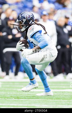 Indianapolis, Indiana, USA. Oktober 2023. Tennessee Titans Wide Receiver DeAndre Hopkins (10) läuft mit dem Ball während der NFL-Action gegen die Indianapolis Colts in Indianapolis, Indiana. Indianapolis besiegte Tennessee mit 23:16. John Mersits/CSM/Alamy Live News Stockfoto