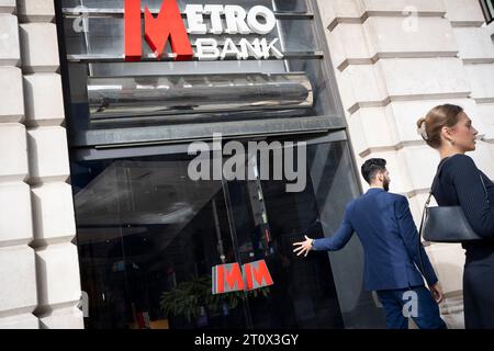 Ein Mann verlässt die Piccadilly-Filiale der Metro Bank auf Piccadilly und hält die Tür am 9. Oktober 2023 in London, England. Die Metro Bank startet eine neue Kostensenkungsaktion, nachdem der Kreditgeber am Wochenende ein Rettungspaket in Höhe von 925 Millionen Pfund von Investoren gesichert hat. Metro war der erste neue Kreditgeber in Großbritannien seit 150 Jahren, als es 2010 eröffnet wurde. Es hat über Nacht bestätigt, dass Kunden in den letzten Tagen begonnen hatten, ihr Geld aus der Sorge um seine finanzielle Gesundheit. Stockfoto