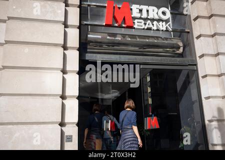 Mitglieder der Öffentlichkeit und Außenansicht der Metro Bank auf Piccadilly, am 9. Oktober 2023 in London, England. Die Metro Bank startet eine neue Kostensenkungsaktion, nachdem der Kreditgeber am Wochenende ein Rettungspaket in Höhe von 925 Millionen Pfund von Investoren gesichert hat. Metro war der erste neue Kreditgeber in Großbritannien seit 150 Jahren, als es 2010 eröffnet wurde. Es hat über Nacht bestätigt, dass Kunden in den letzten Tagen begonnen hatten, ihr Geld aus der Sorge um seine finanzielle Gesundheit. Stockfoto