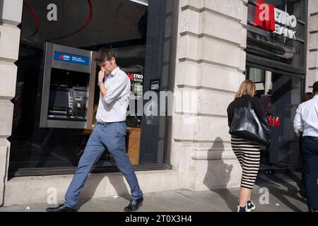 Am 9. Oktober 2023 in London, England, gehen die Mitglieder der Öffentlichkeit am Geldautomaten vor der Metro Bank-Filiale auf der Piccadilly vorbei. Die Metro Bank startet eine neue Kostensenkungsaktion, nachdem der Kreditgeber am Wochenende ein Rettungspaket in Höhe von 925 Millionen Pfund von Investoren gesichert hat. Metro war der erste neue Kreditgeber in Großbritannien seit 150 Jahren, als es 2010 eröffnet wurde. Es hat über Nacht bestätigt, dass Kunden in den letzten Tagen begonnen hatten, ihr Geld aus der Sorge um seine finanzielle Gesundheit. Stockfoto