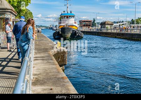 Ein Schlepper fährt durch die Ballard Locks in Ballard, Washingotn. Stockfoto