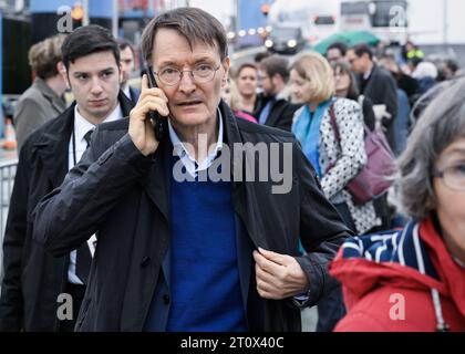 Hamburg, Deutschland. Oktober 2023. Der Gesundheitsminister Karl Lauterbach (SPD) reist im Rahmen des deutsch-französischen Retreats zu einer Bootsfahrt durch den Hamburger Hafen ein. Hinweis: John MacDougall/POOL/dpa/Alamy Live News Stockfoto