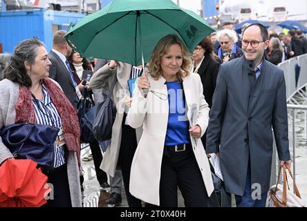 Hamburg, Deutschland. Oktober 2023. Bundesverbrauchsminister Steffi Lemke (M) reist im Rahmen des deutsch-französischen Retreats zu einer Bootsfahrt durch den Hamburger Hafen ein. Hinweis: John MacDougall/POOL/dpa/Alamy Live News Stockfoto